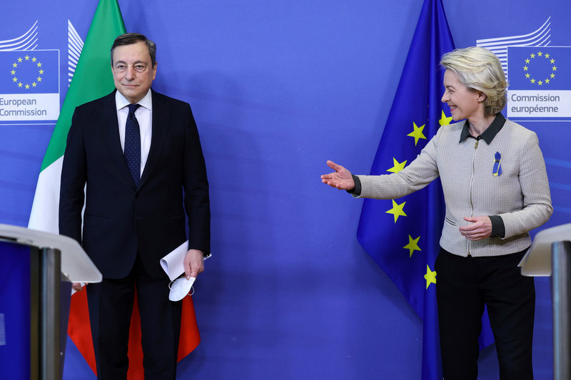 Italiens avgående premiärminister Mario Draghi tillsammans med EU-kommissionens ordförande Ursula von der Leyen vid ett möte i Bryssel i våras. Arkivbild.