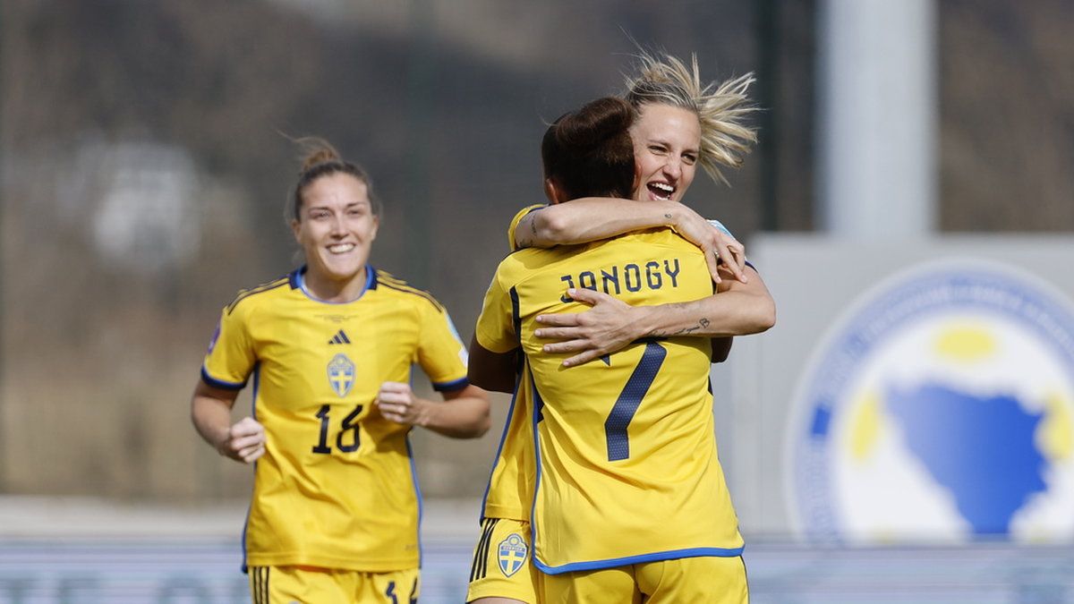 Sveriges Nathalie Björn kramar om Madelen Janogy (7) efter 2–0-målet i fredagens playoffmatch borta mot Bosnien-Hercegovina, i Zenica. I bakgrunden syns Filippa Angeldahl.
