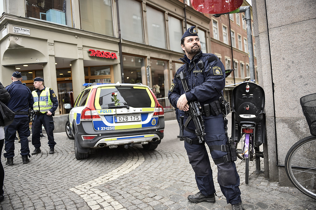Polisen hyllades för deras insats. Polisen hyllades för deras insats.