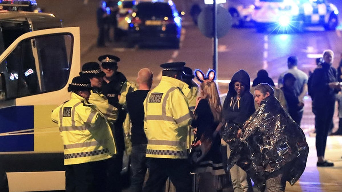 Unga fans tas omhand av polis och räddningstjänst efter terrorattacken.