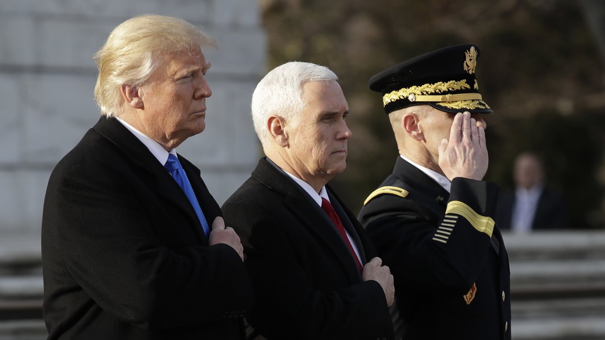 Under gårdagen besökte Trump och Pence gravar tillhörande veteraner från armén. 