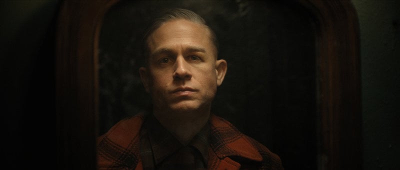 Charlie Hunnam som seriemördaren Ed Gein.