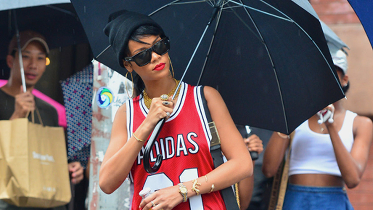 Rihanna köpte en drömlägenhet i New York, och här ser vi henne möta höstrusket i Soho i september 2013. 