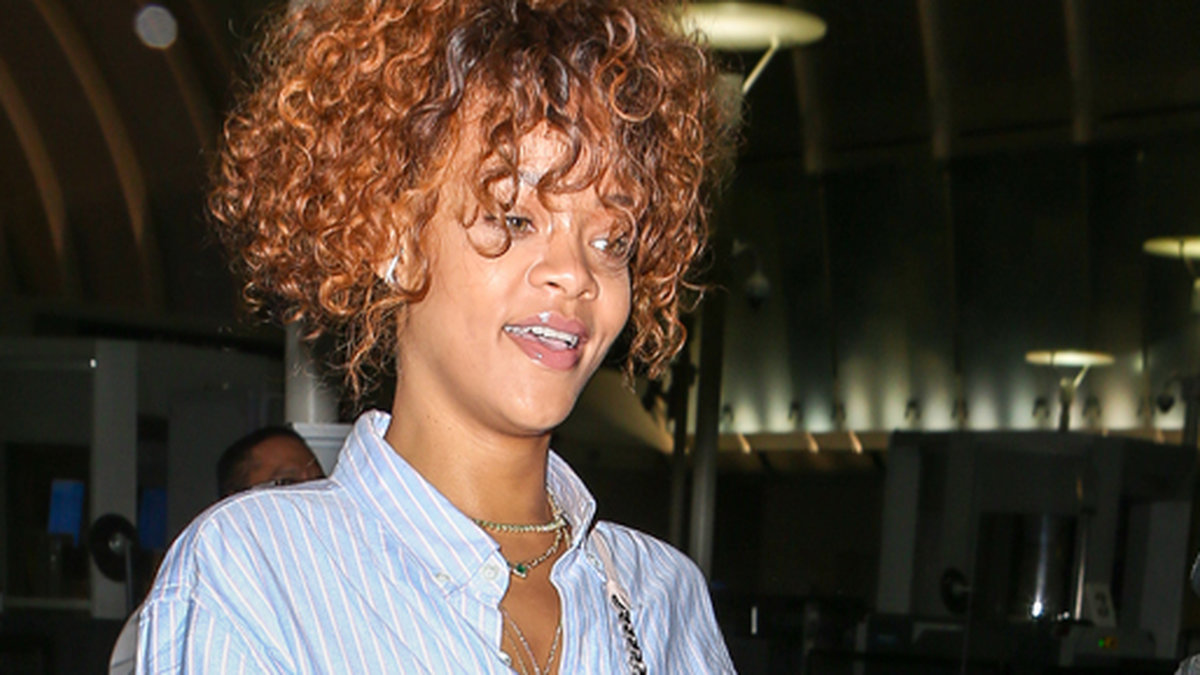 En sprudlande glad Rihanna på Los Angeles flygplats.