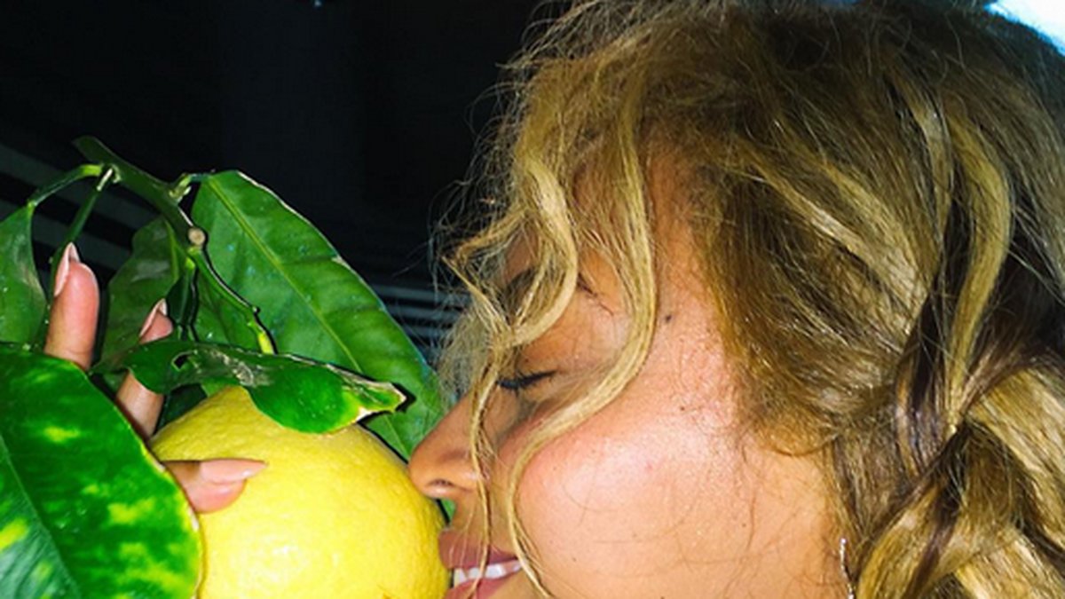 Beyoncé pussar en citron. 