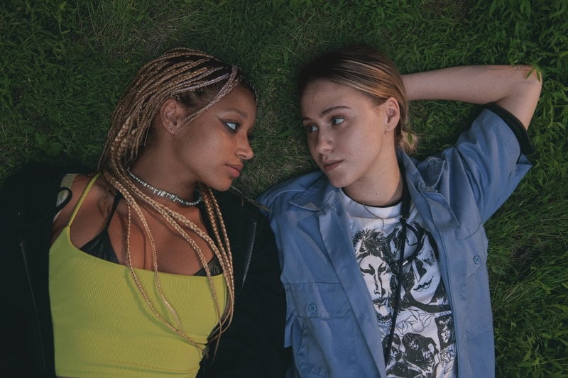 Två av Hollywoods mest hajpade unga skådisar, Amandla Stenberg och Maria Bakalova, spelar förälskat par i skräckkomedin ”Bodies bodies bodies”. Pressbild.