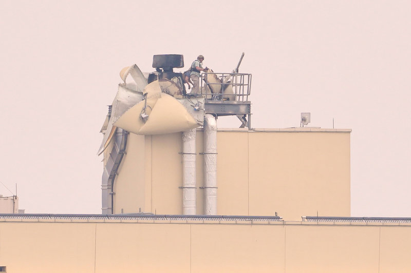 Amerikanska soldater inspekterar skadorna efter attacken i Bagdad.