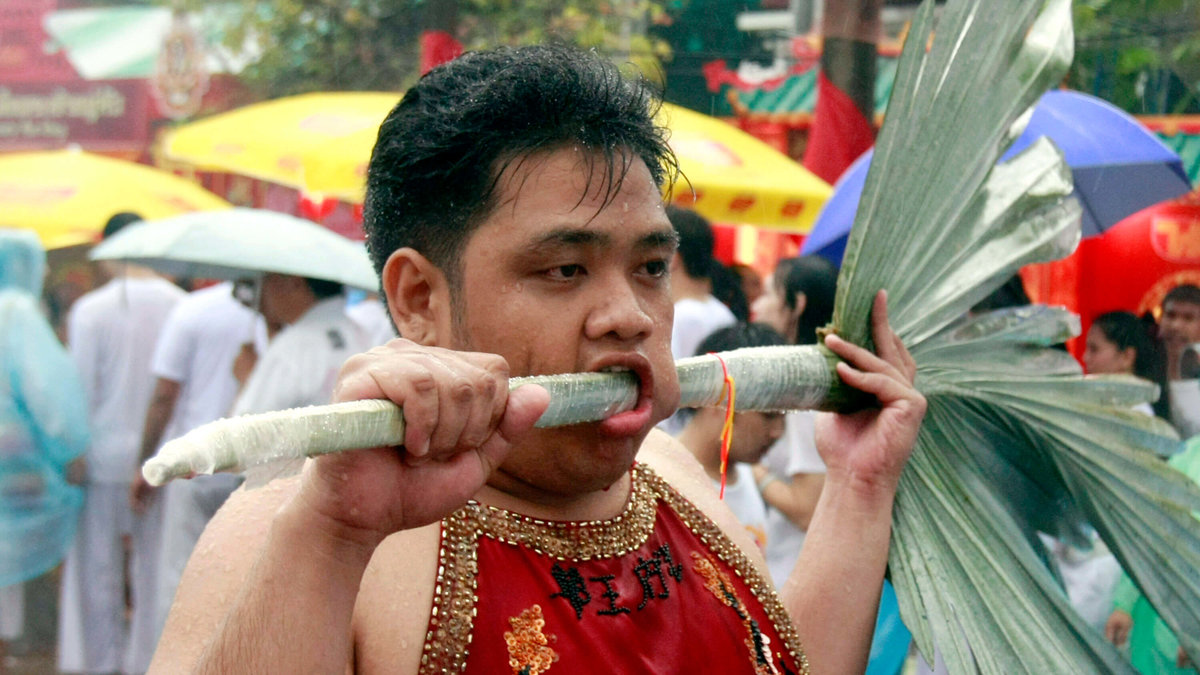När den här personen stack ett palmblad, som ser ut som en purjolök, genom kinden på Thailands årliga Vegetarian Festival. Om han är vegetarian är dock lite oklart. 