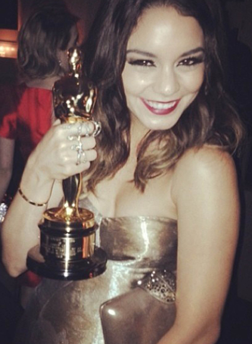 Vanessa Hudgens poserar med en guldgubbe, nej förlåt en Oscar... Vanessa Hudgens poserar med en guldgubbe, nej förlåt en Oscar...
