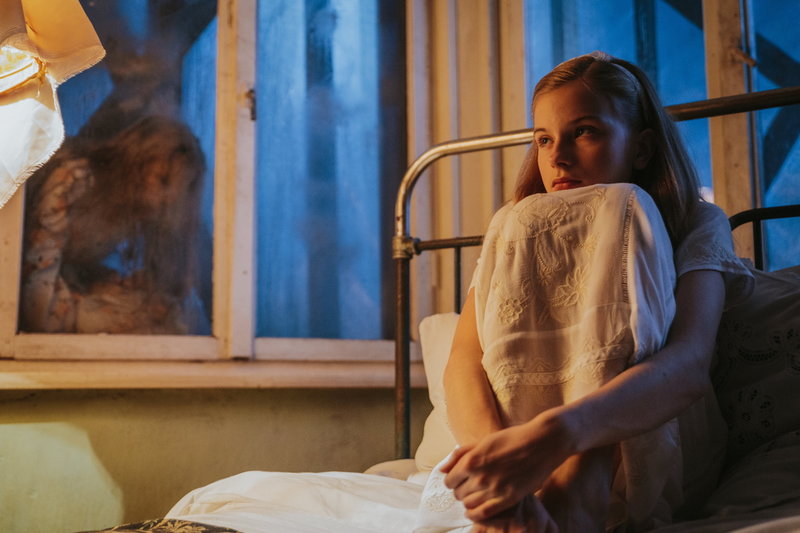 Tolvåriga Trinja ruvar ett ägg, som visar sig innehålla ett mystiskt väsen, i filmen 'Ruva'. Pressbild.