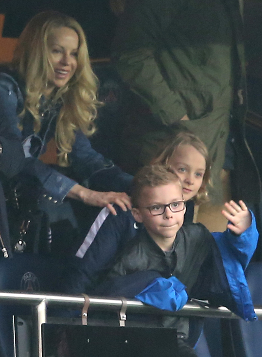 Sötchock! Helena Seger och sönerna Maximillian och Vincent hejar på Zlatan när hans PSG möter Nice i Paris. Sötchock! Helena Seger och sönerna Maximillian och Vincent hejar på Zlatan när hans PSG möter Nice i Paris.