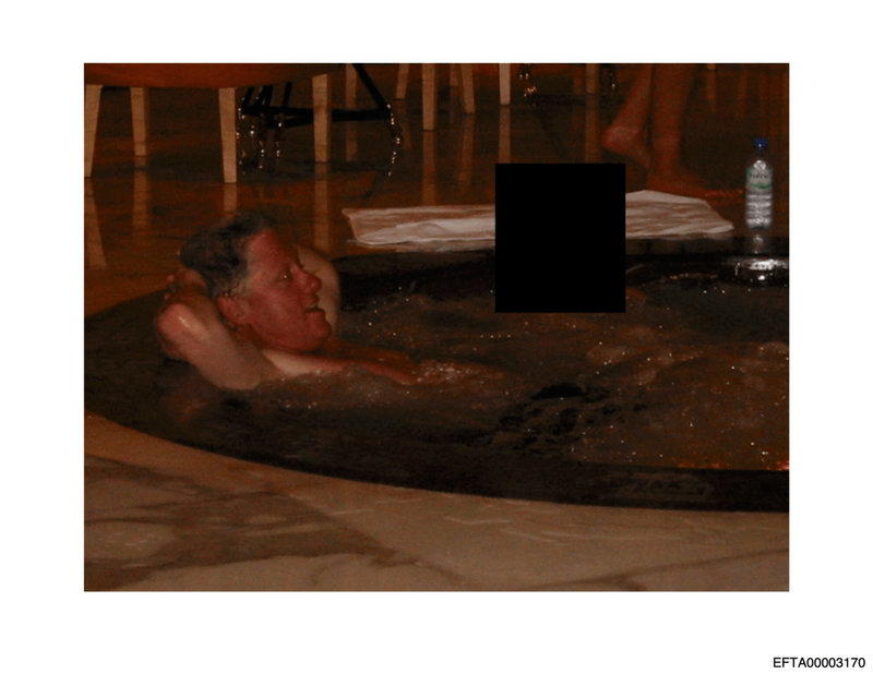 Bill Clinton i en bubbelpool tillsammans med en person som maskats. 