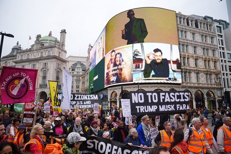 Tusentals demonstrerar mot Donald Trump i London.