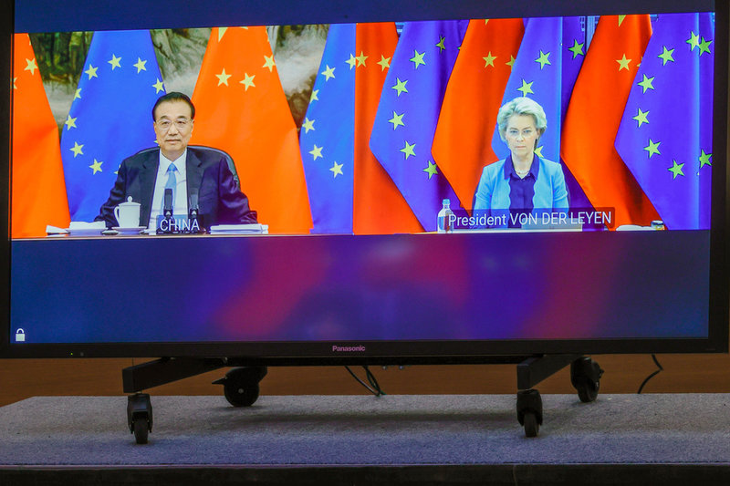 Kinas premiärminister Li Keqiang och EU-kommissionens ordförande Ursula von der Leyen under det digitala toppmötet.