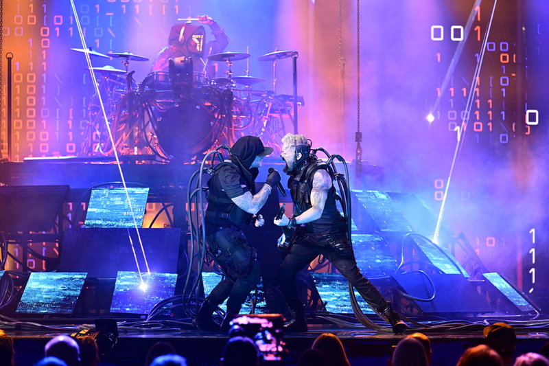 Smash Into Pieces sångare var åter på scen på fredagens genrep  efter magsjunka. 