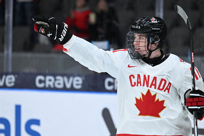 Macklin Celebrini firar sitt mål i krossen mot Lettland. Den 17-årige jättetalangen leder poängligan i junior-VM med två mål och fyra assist.