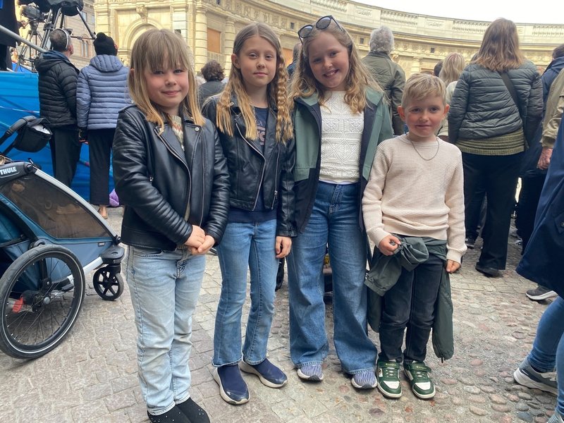 Alma Lindfors, 7, Ally Lindfors, 9, Vera Mattsson, 10 och Nils Mattsson, 7, på yttre borggården. 