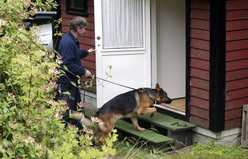 Polisen söker igenom en sommarstuga Polisen söker igenom en sommarstuga