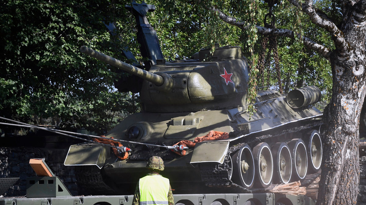 En stridsvagn från andra världskriget är en del av minnesmärket. Den kommer att flyttas till Estlands krigsmuseum.