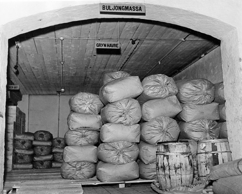 Ett reservförråd 1943 med buljongmassa och grynhavre som byggts upp i fredstid för att tillgodose samhällets olika behov vid kriser eller i krig.