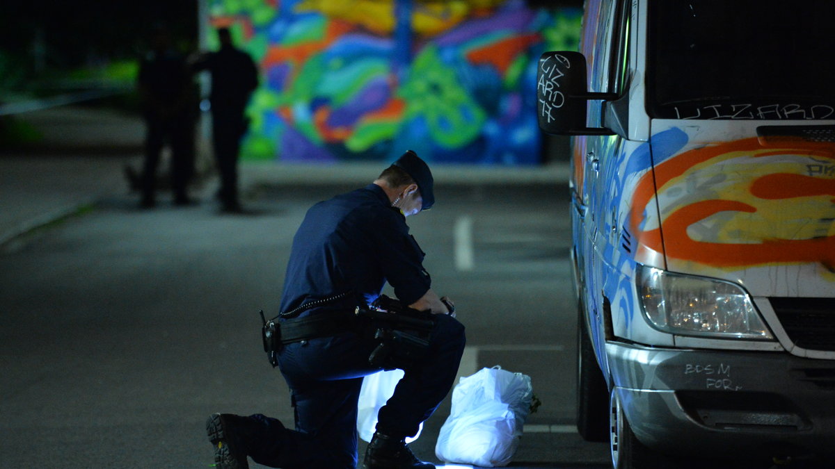 Polisen i Malmö undersöker en plats där det skett skottlossning, augusti 2015. 
