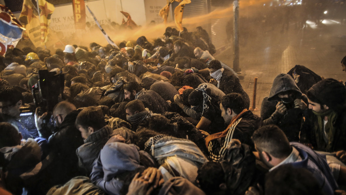 Demonstranter drabbar samman med polis i centrala Istanbul.