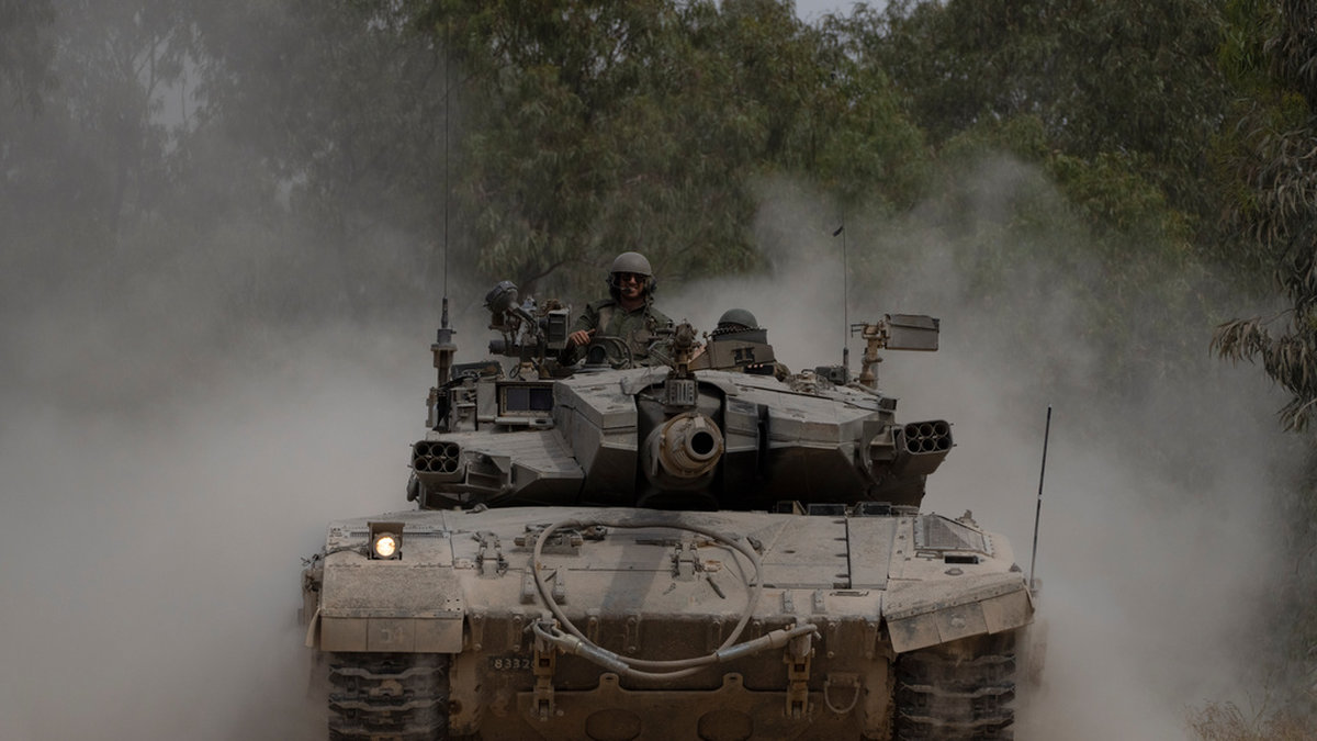 Israeliska soldater i en stridsvagn nära gränsen till Gaza i södra Israel. Bild tagen den 25 april.