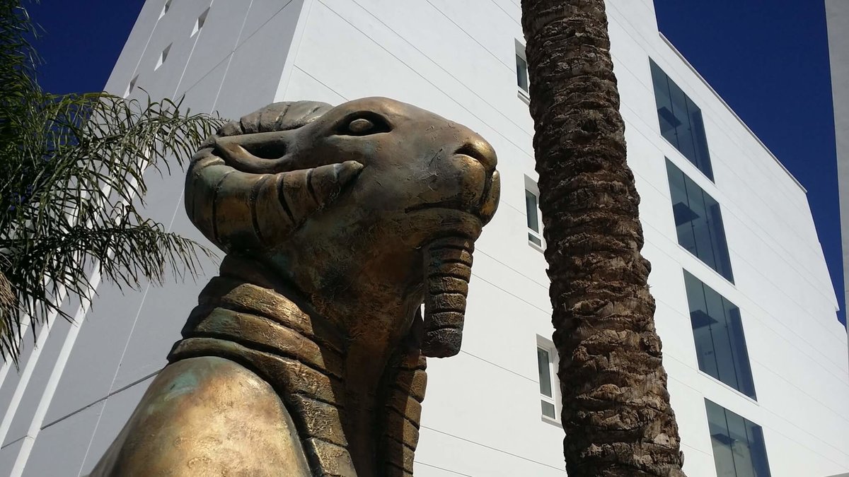 Temaparken är baserad på gamla myter och historier kring Medelhavet. Här ser vi en staty i egyptisk stil utanför ett av parkens hotell.