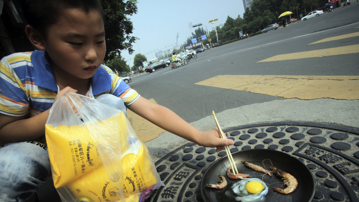 Östra Kina har drabbats av en värmebölja som inte bara påverkar människor utan även djur som hönor. Bilden från en tidigare värmebölja 2013 där värmen gjorde det möjligt att steka ägg på gatubrunnar. Arkivbild.