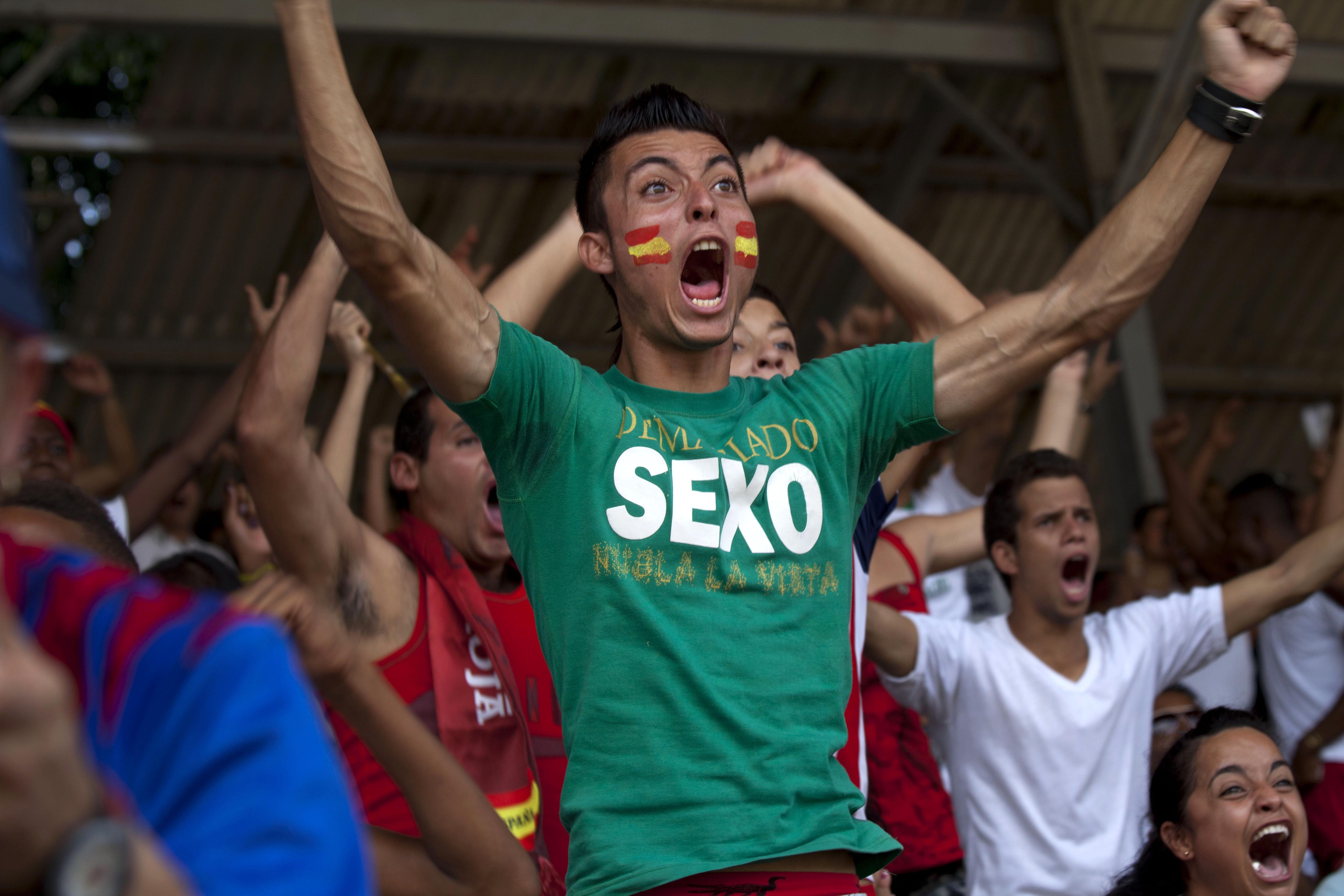 Spansk supporter jublar med  bokstavligt talat hela kroppen efter Spaniens 1-0-mål.