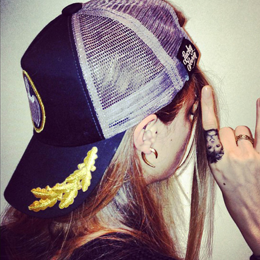 Cara Delevingne ber sina följare att kolla in kepsmärket Lucky Seven Caps. Cara Delevingne ber sina följare att kolla in kepsmärket Lucky Seven Caps.