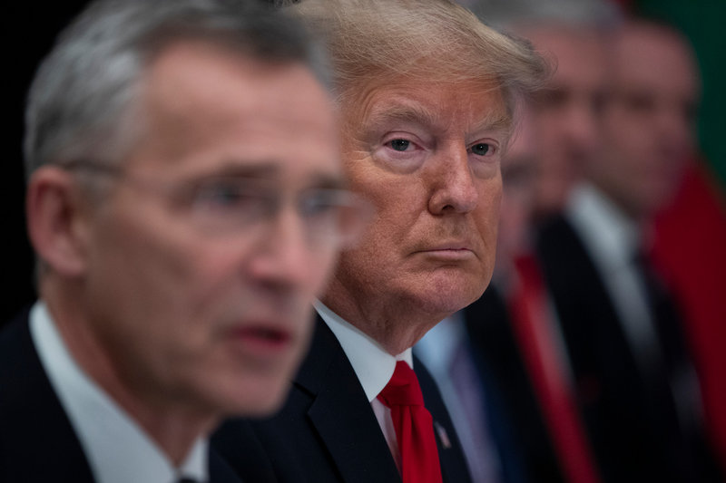 Natos dåvarande generalsekreterare Jens Stoltenberg och USA:s president Donald Trump vid ett Natomöte i Watford i Storbritannien 2019.