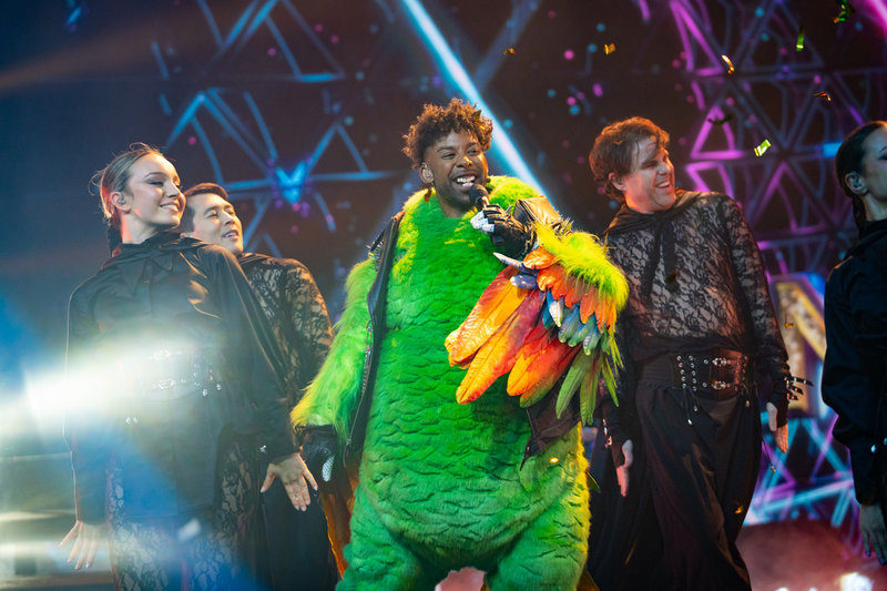 John Lundvik försökte låta och röra sig som en kvinna på scenen för att förvirra juryn. Pressbild.