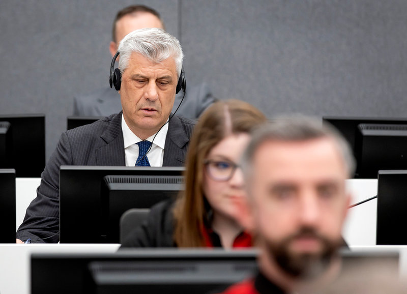 Hashim Thaçi, till vänster i bild, i rättssalen i Haag den 3 april.