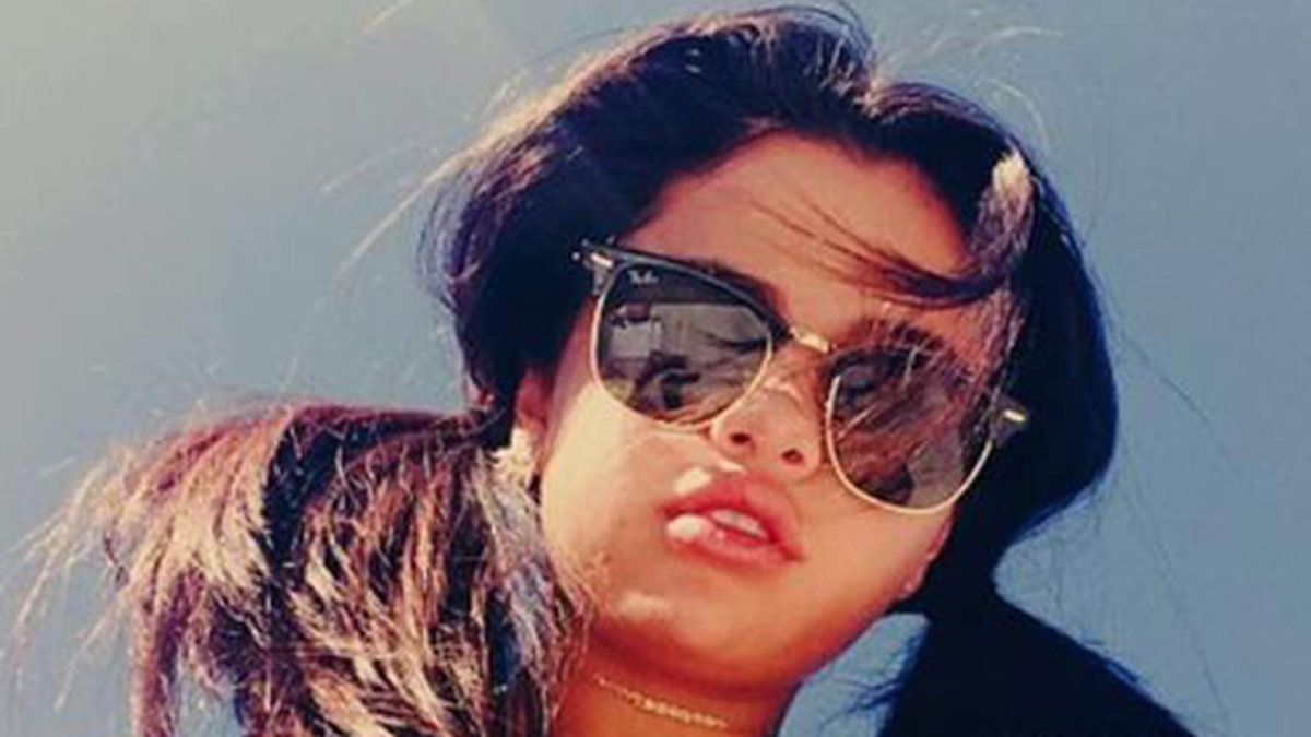 Selena Gomez har två tofsar. 