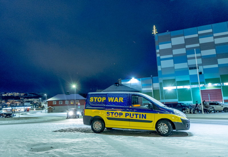 I Kirkenes finns markeringar mot kriget överallt. Plasthjärtan i ukrainska färger hänger i alla träd runt torget, och en bil med antikrigsbudskap står parkerad bredvid en av stadens största arbetsplatser.