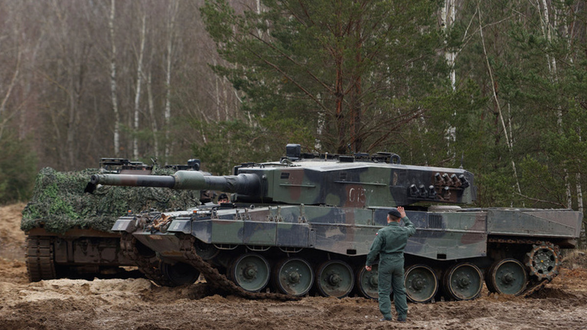 Leopard 2-stridsvagnar övar i Polen i februari 2023. Arkivbild.