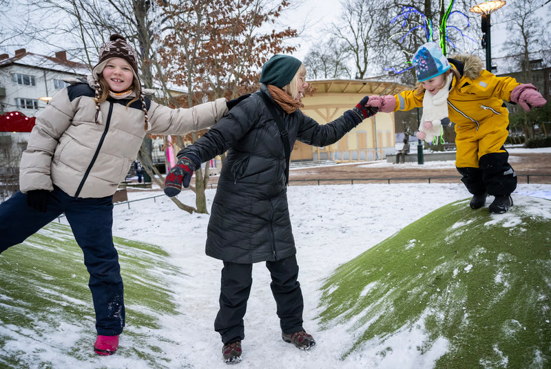 En gång i veckan åker Annika Hansson från Brösarp till Malmö för att hämta barnbarnen på förskola och skola. Hon har också ett barnbarn i Stockholm hon träffar så ofta hon kan.
