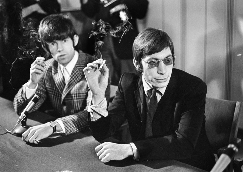 Keith Richards och Charlie Watts inför Rolling Stones spelning i Kungliga tennishallen i Stockholm den 1 april 1965. Arkivbild.