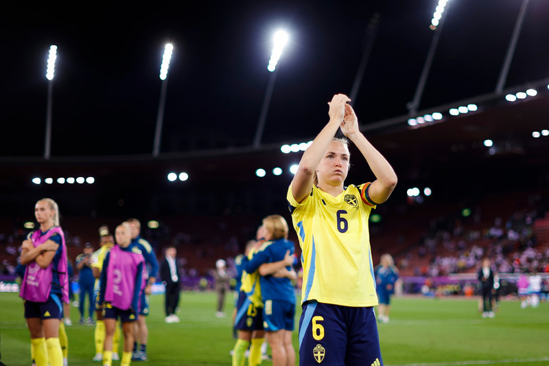 Mittbacken Magdalena Eriksson tackar fansen efter förlusten i torsdagens kvartsfinal i fotbolls-EM mellan Sverige och England på Letzigrundstadion i Zürich.