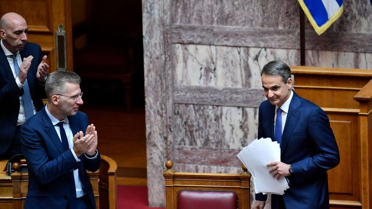 Premiärminister Kyriakos Mitsotakis får applåder i parlamentet efter att han lagt fram förslaget om att legalisera samkönade äktenskap.