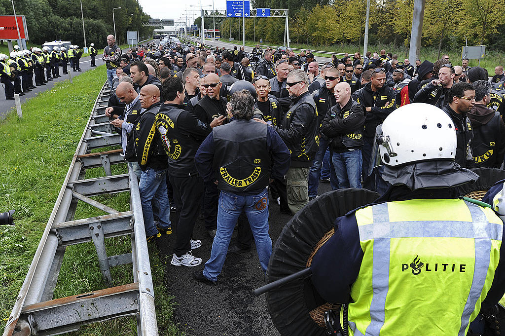 Satudarah i Nederländerna under bråk med Hells Angels. Satudarah i Nederländerna under bråk med Hells Angels.
