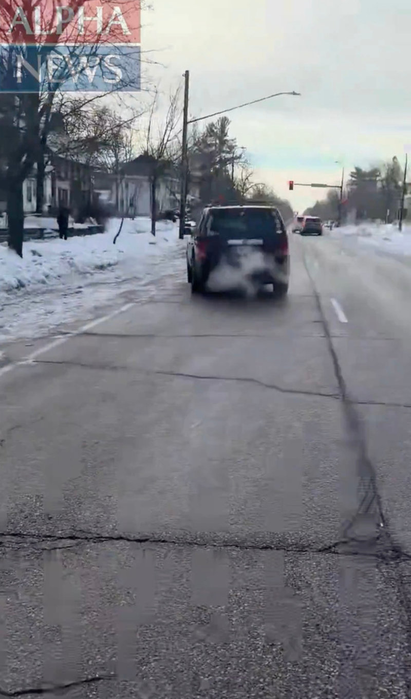 Bilden från ICE-polisens egen video visar hur bilen kör iväg sedan föraren skjutits.
