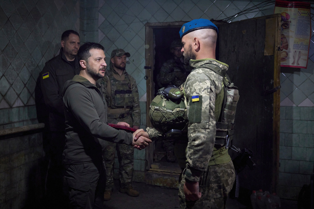 Volodymyr Zelenskyj tackar en soldat under ett besök i östra Ukraina i tisdags. Bild från ukrainska presidentkansliet.