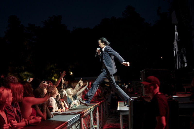 Nick Cave tar ett kliv ut mot publiken.