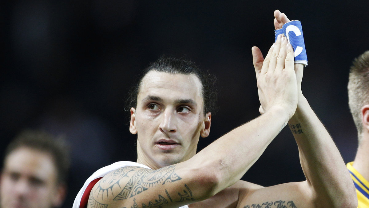 På Zlatans vänstra biceps står det Jurka, hans mamma i arabisk text. 