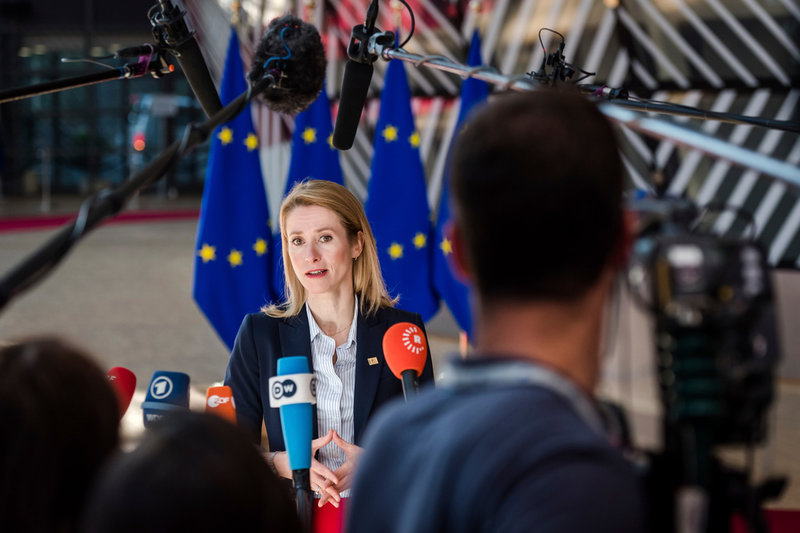 Estlands statsminister Kaja Kallas på väg in till tisdagens EU-toppmöte i Bryssel.