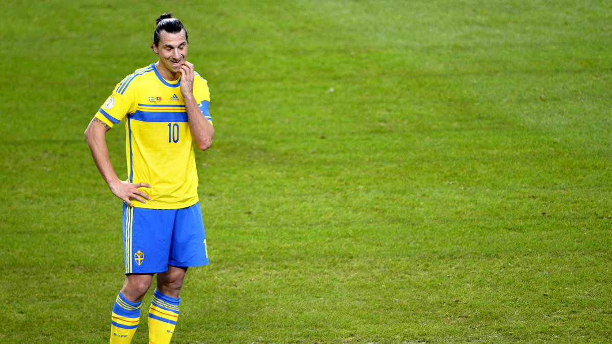 Hamrén berättade även att Zlatan fortsätter i landslaget. 