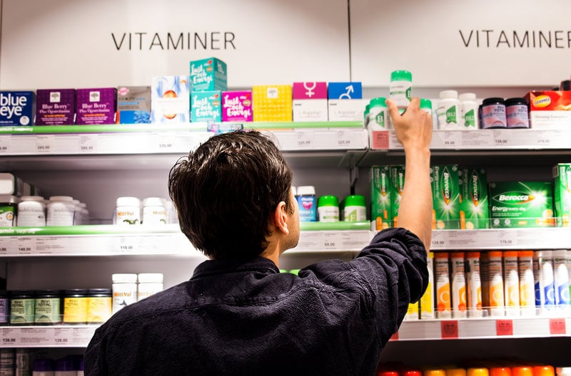 Det ska gå att handla med kontanter på apotek. Foto: Isabell Höjman/TT: Det ska gå att handla med kontanter på apotek. Foto: Isabell Höjman/TT:
