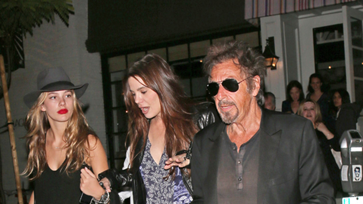 Al Pacino har ätit middag med sina döttrar i Hollywood.